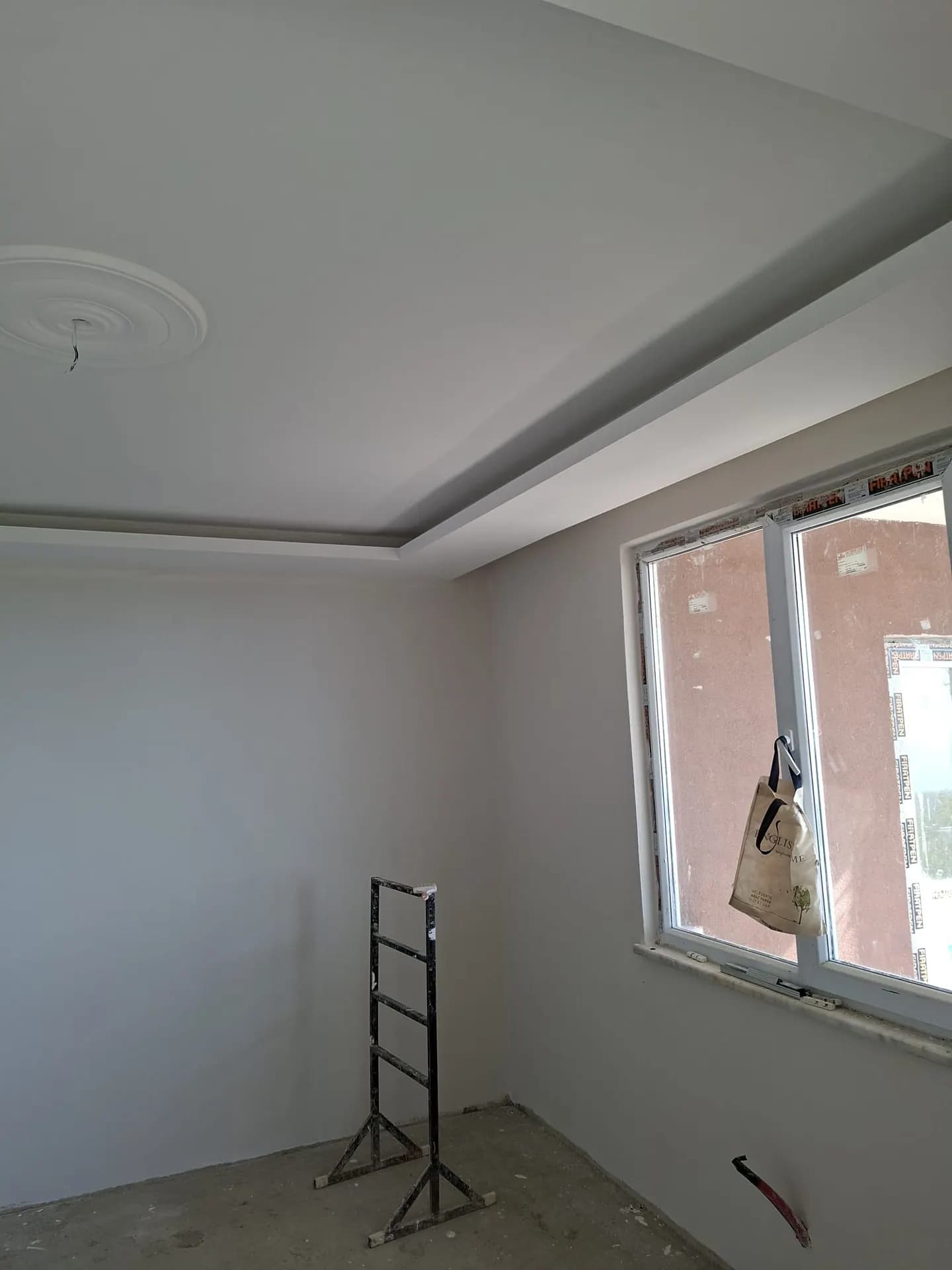 Sade kartonpiyer ve tavan detayları bulunan oda
