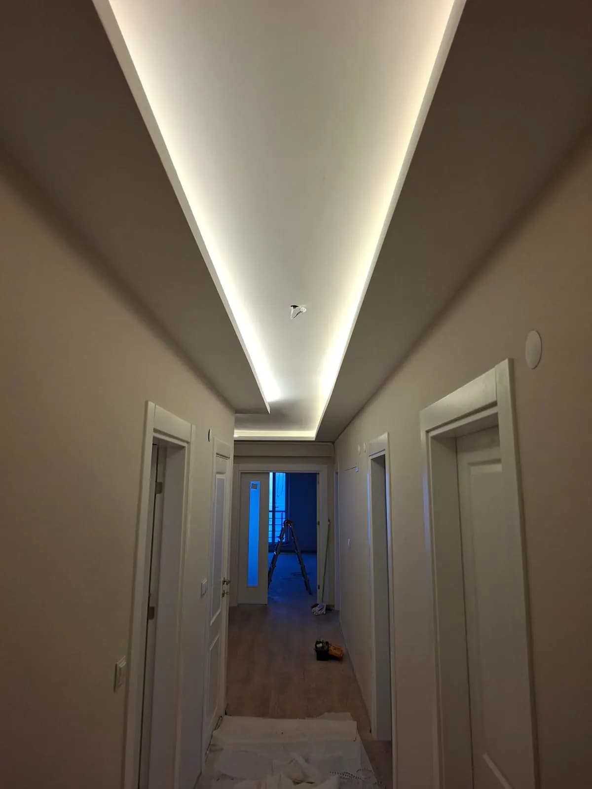 Dolaylı ışıkla tamamlanan dekoratif koridor tavanı